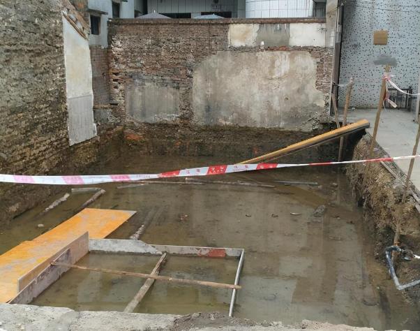 松木樁+筏板基礎(chǔ)才是基礎(chǔ)中的“戰(zhàn)斗機(jī)”,沒(méi)見(jiàn)過(guò)的朋友開(kāi)開(kāi)眼界