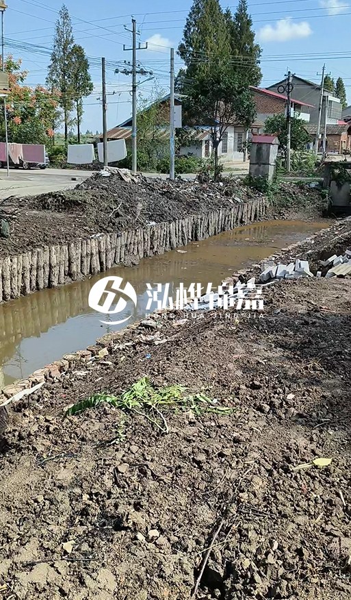 打樁木樁為什么要一根根挨著打？100米河堤需要打多少根木樁？