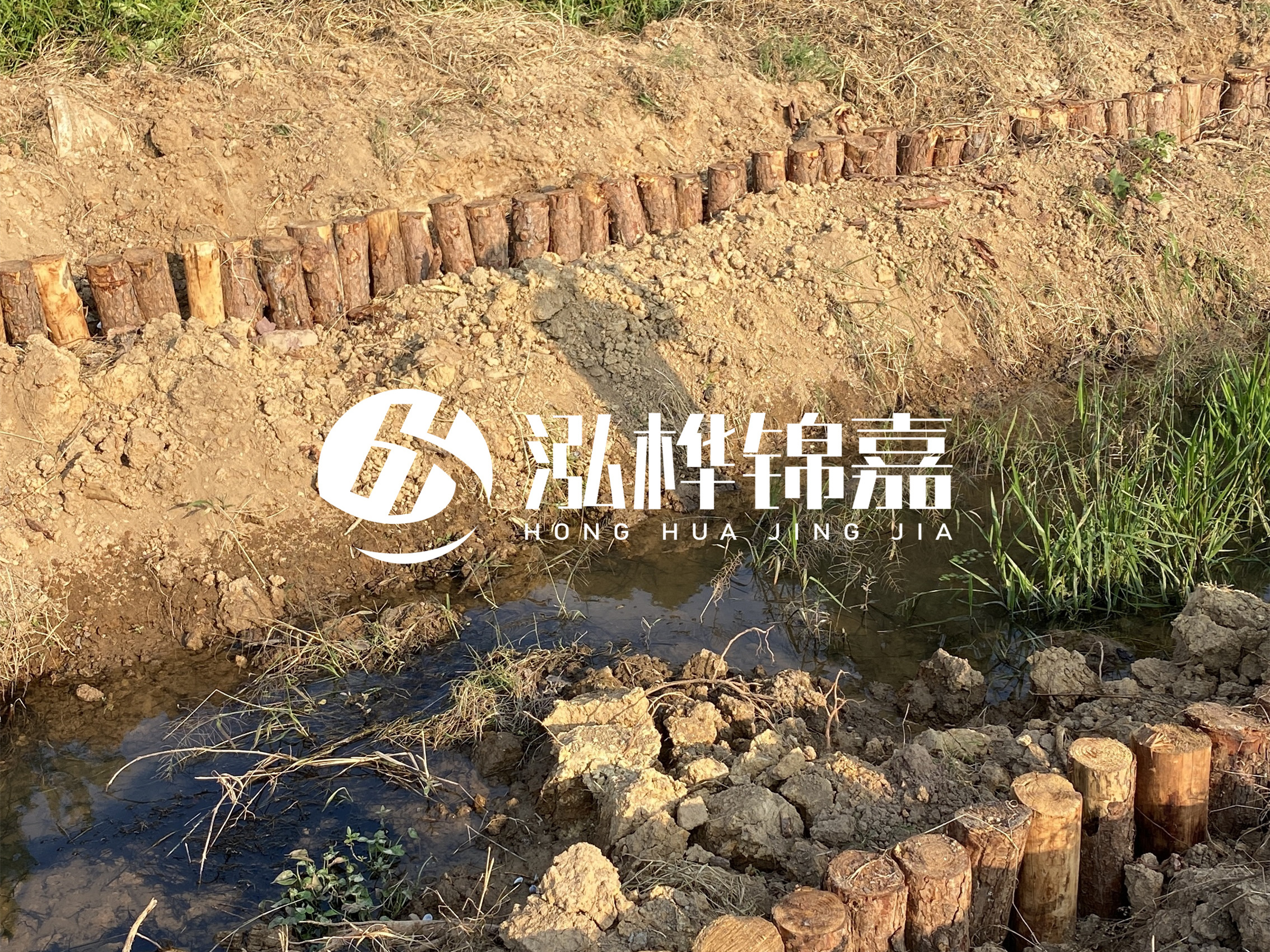 防汛木樁價格中的施工費如何計算？水下打樁和陸地打樁費用差異？