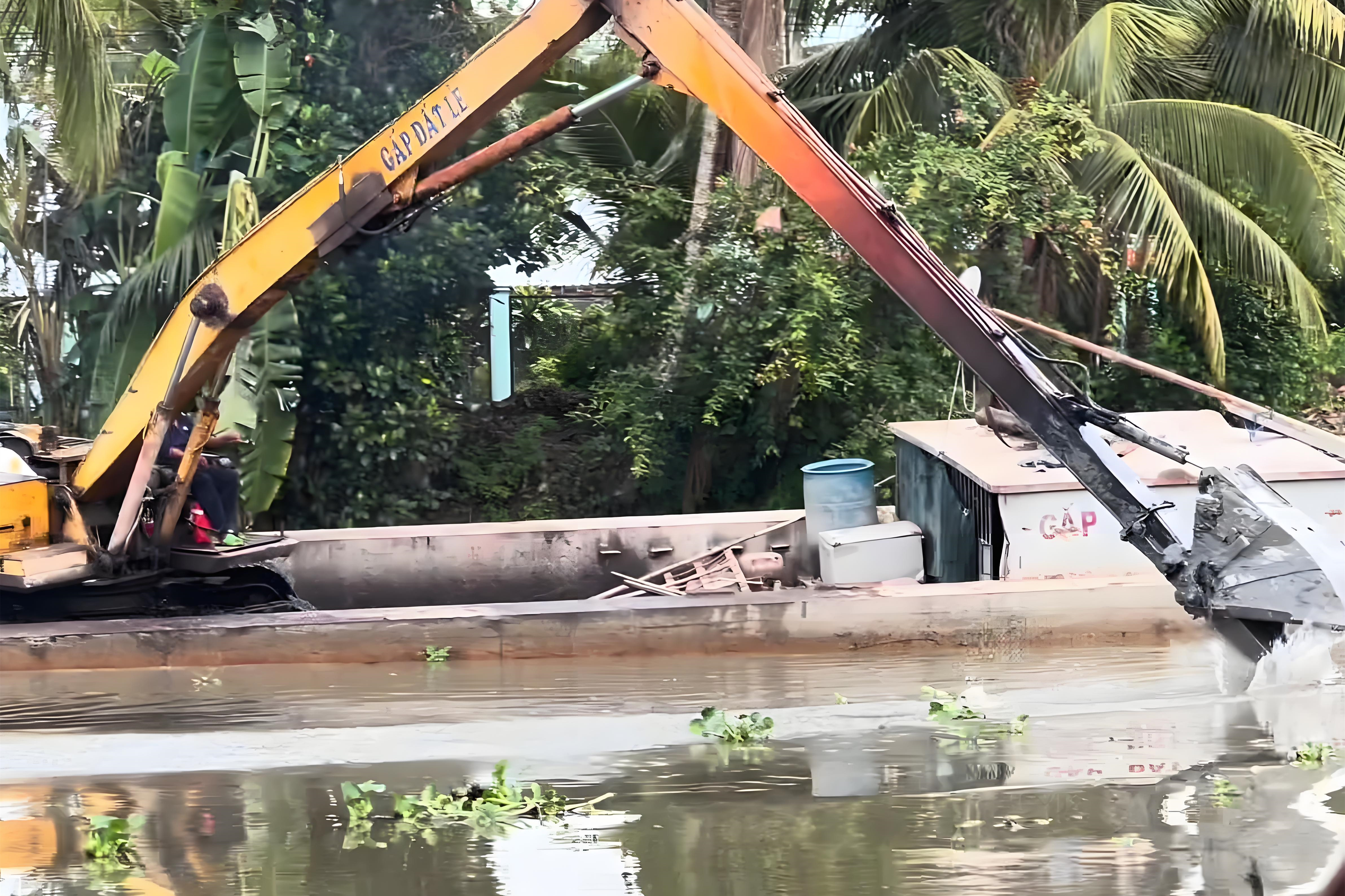 重慶黔江水上挖機清淤隊 - 挖機清淤的施工范圍受哪些因素限制？?