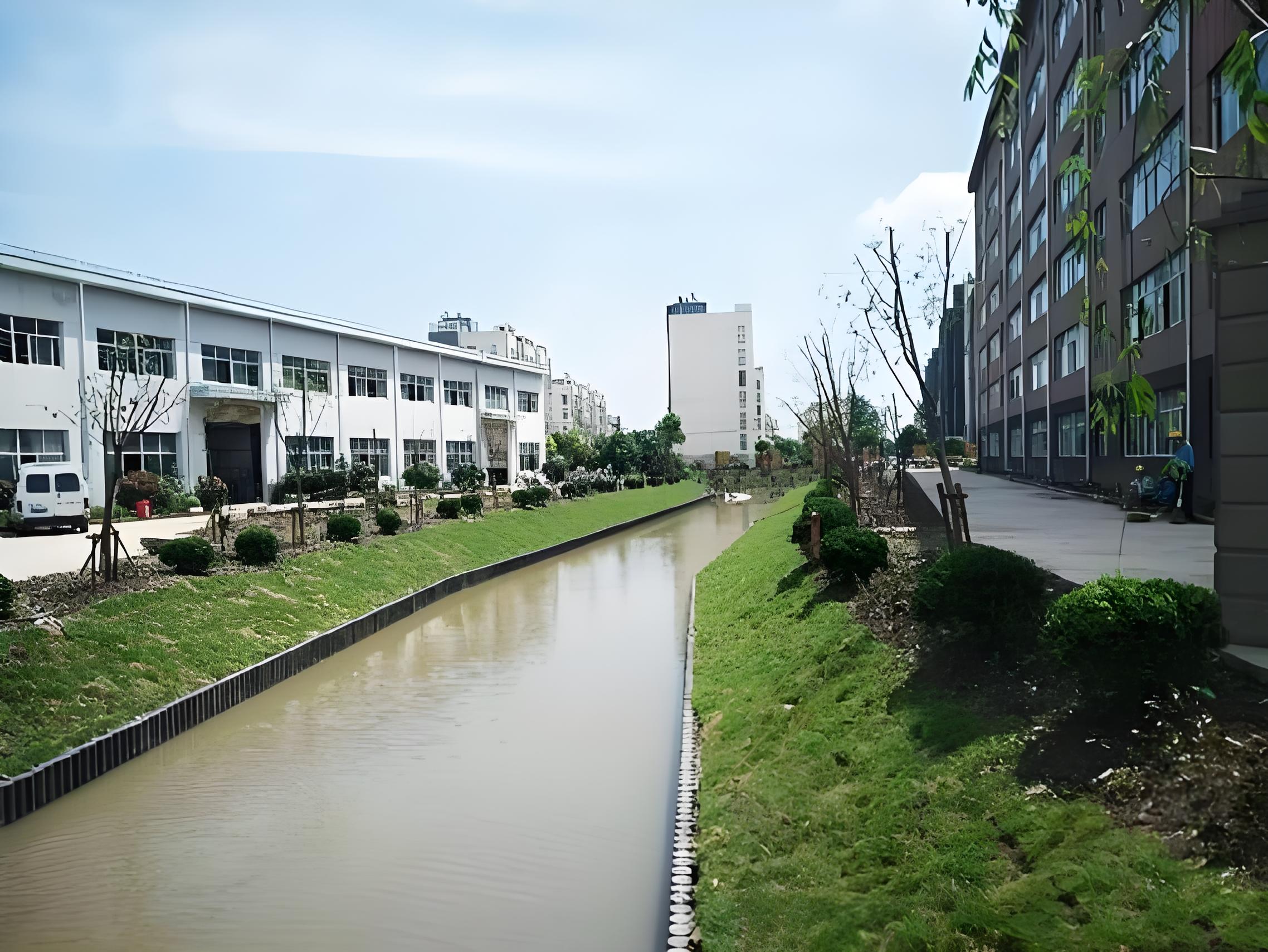 水泥仿木樁廠家泓樺錦嘉 - 河道仿木樁的規格怎么根據河道寬度選？
